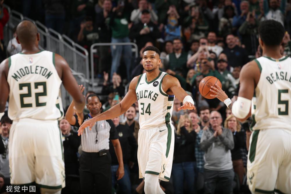 地把球抱回 地把球抱回