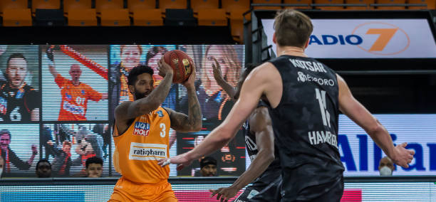 龄人中的佼 龄人中的佼